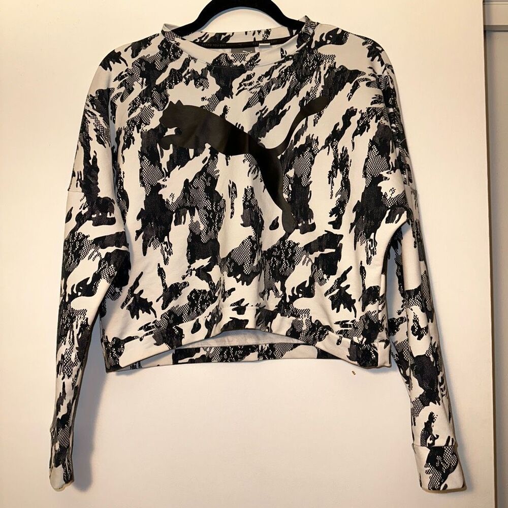 Puma Women’s XS Crewneck Long Sleeve Cropped Sweatshirt Black White Camo EUC